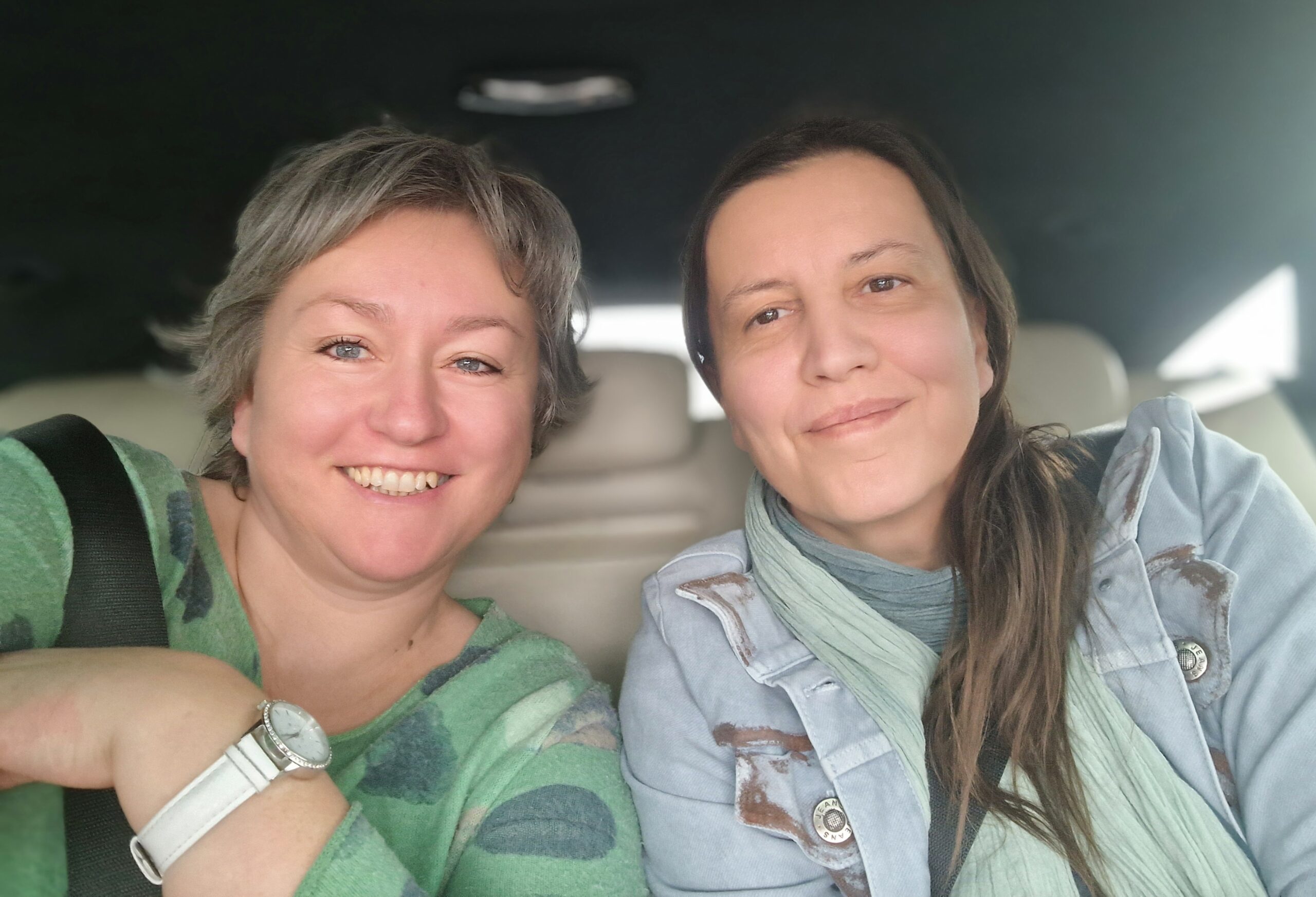 Hanka a Veve v aute